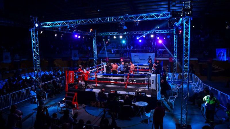 Viernes de boxeo internacional en el microestadio municipal de Garín
