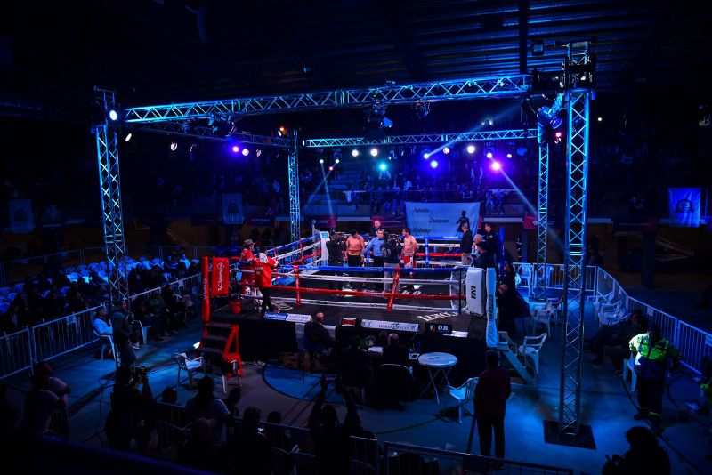 Viernes de boxeo internacional en el microestadio municipal de Garín