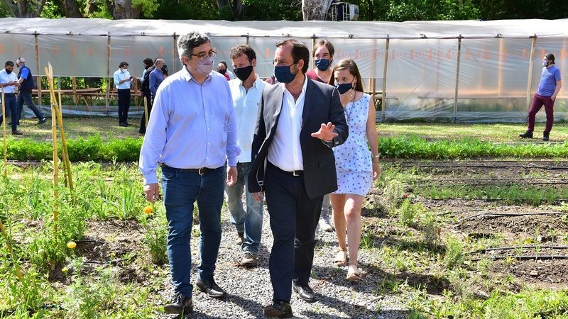Ariel Sujarchuk y Javier Rodríguez, ministro de Desarrollo Agrario de la Provincia de Buenos Aires,  firmaron un convenio de adhesión al programa Mercados Bonaerenses