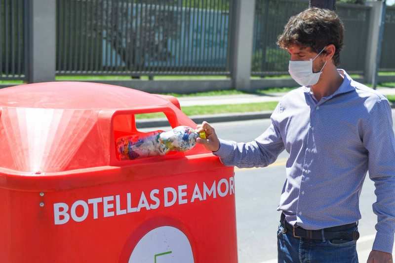 Juan Andreotti supervisó la instalación de nuevas campanas de ´Botellas de Amor´