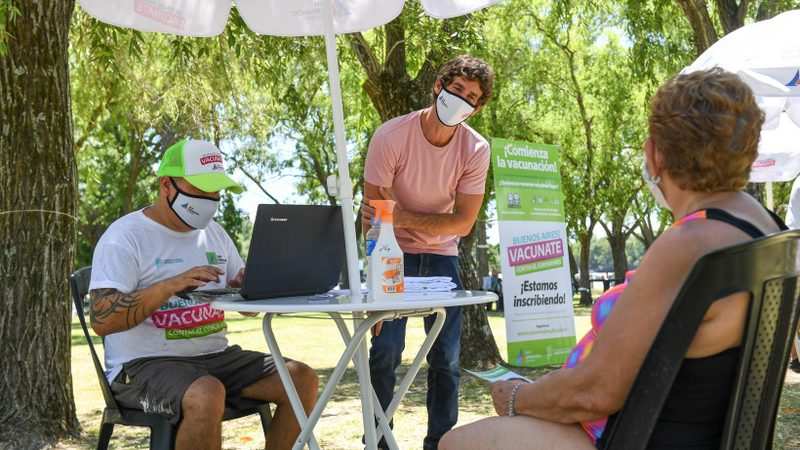 Juan Andreotti alentó a registrarse para vacunarse contra el Covid-19 a los abuelos de la Colonia de Verano