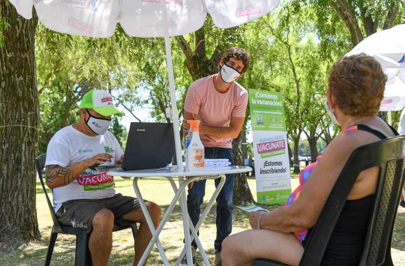 Juan Andreotti alentó a registrarse para vacunarse contra el Covid-19 a los abuelos de la Colonia de Verano