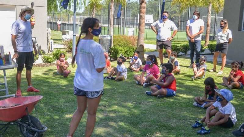 Chicas y chicos de las Colonias de San Fernando aprenden a reciclar y hacer huertas