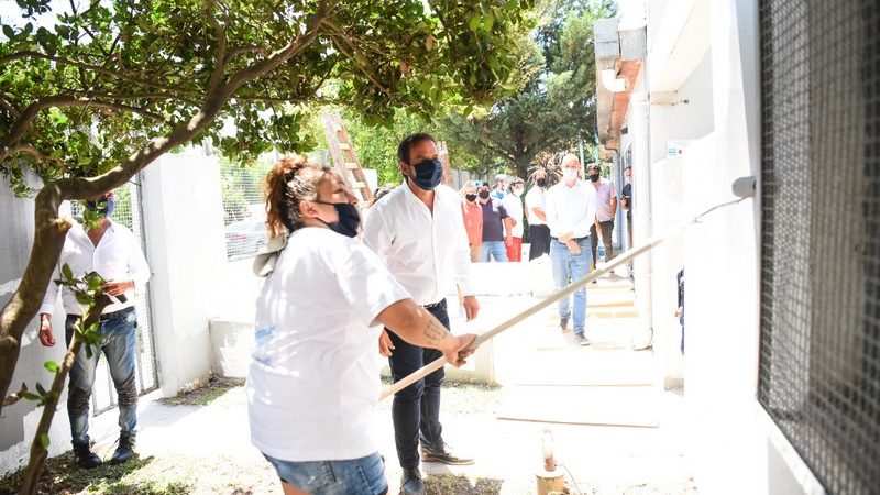 Potenciar Trabajo: Ariel Sujarchuk recorrió la obra de puesta en valor del CAPS Eva Perón y supervisó el punto verde móvil que rota por las localidades del distrito