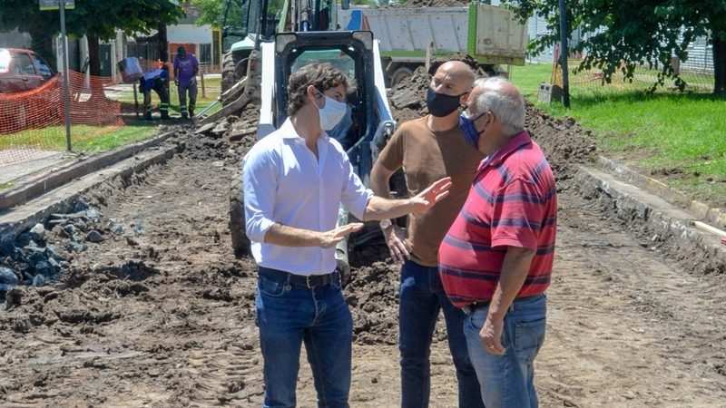 Juan Andreotti supervisó la obra de repavimentación de la calle Carlos Casares