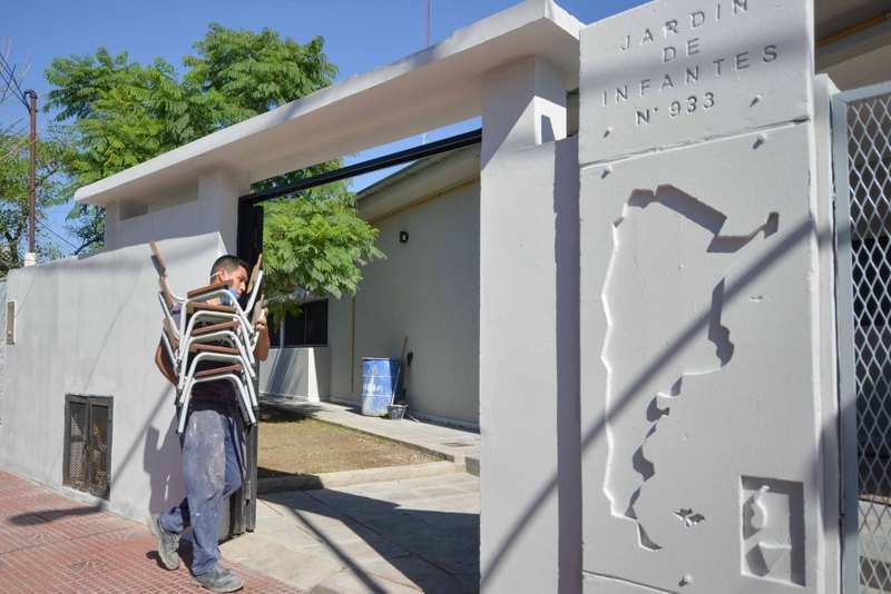 San Fernando entregó nuevo mobiliario escolar para las escuelas que está renovando