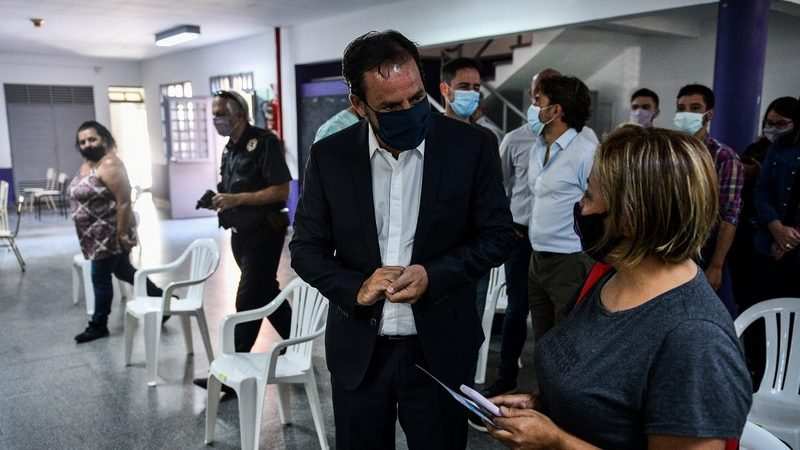 Ariel Sujarchuk supervisó el comienzo de la vacunación para   adultos mayores contra el Covid-19 en el partido de Escobar