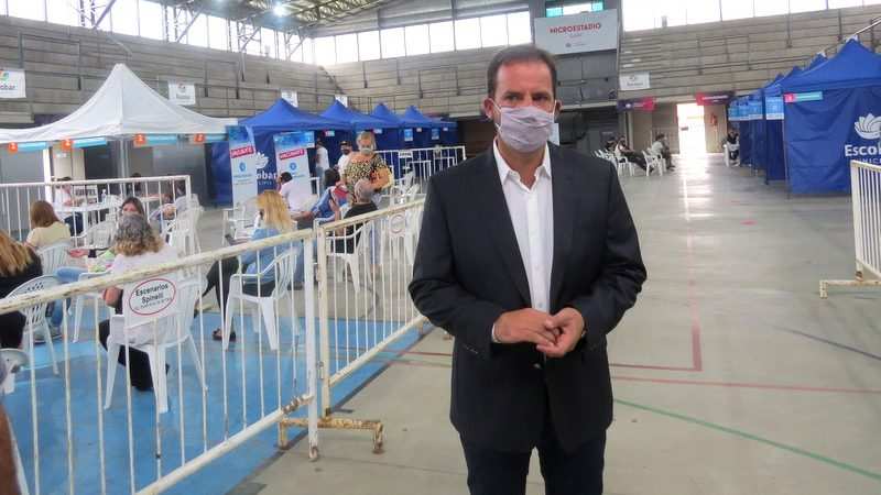 Ariel Sujarchuk supervisó el operativo de vacunación en el microestadio de Garín 