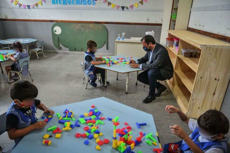 Ariel Sujarchuk supervisó el inicio de las clases presenciales y distintas obras de infraestructura en dos establecimientos educativos del distrito