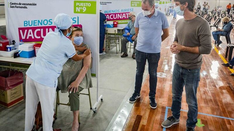 En Pascua, Juan Andreotti acompañó el comienzo de la vacunación en el nuevo Microestadio
