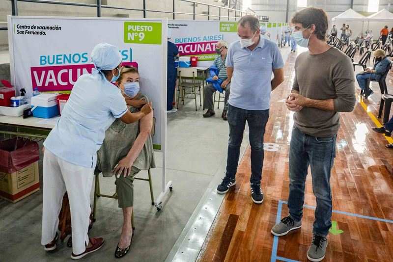 En Pascua, Juan Andreotti acompañó el comienzo de la vacunación en el nuevo Microestadio