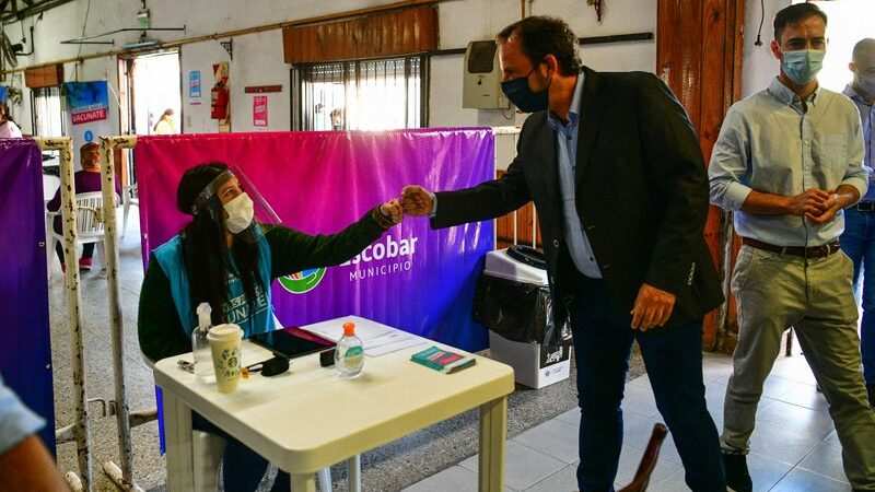 Ariel Sujarchuk supervisó el operativo de vacunación en el Club Social y Recreativo de la Tercera Edad de Matheu
