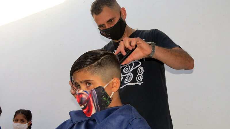 San Fernando, corte de pelo solidario a chic@s en “ La Mitre de Fate”
