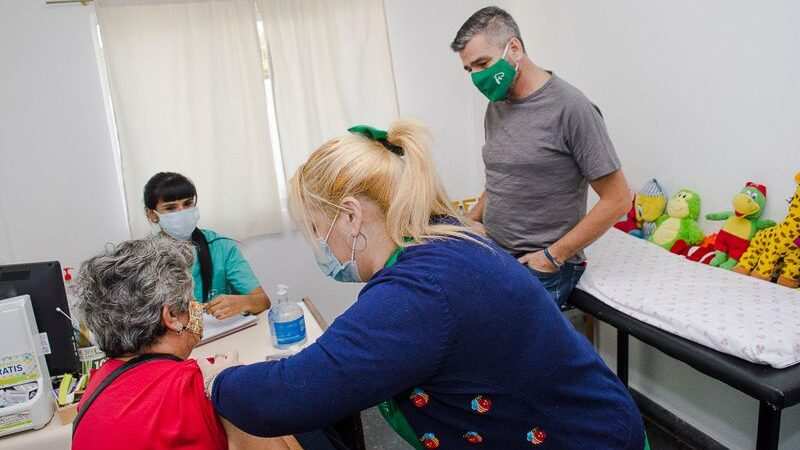 Zabaleta supervisó la campaña de vacunación antigripal en el centro de salud Ángel Bo