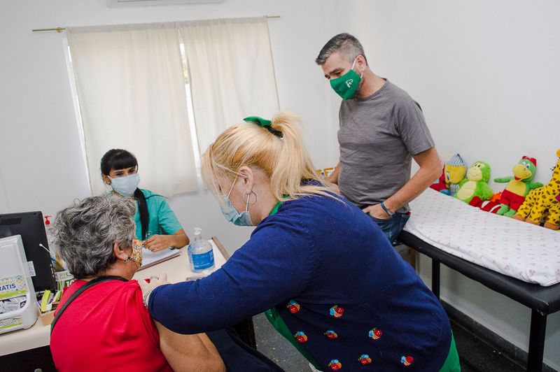 Zabaleta supervisó la campaña de vacunación antigripal en el centro de salud Ángel Bo