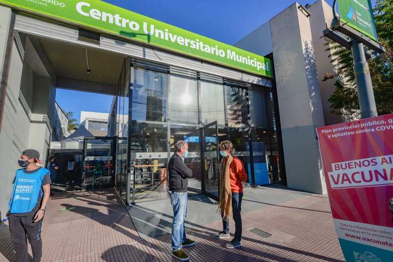 Juan Andreotti visitó el vacunatorio contra COVID-19 que se preparó en el Centro Universitario Municipal