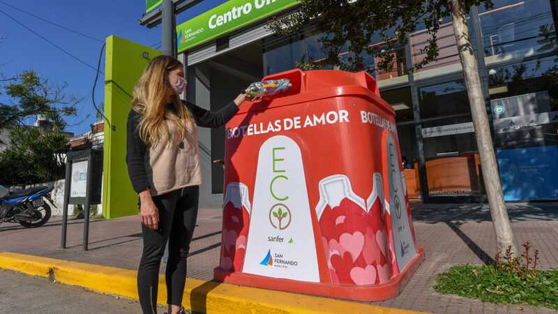 San Fernando continúa instalando campanas de ´Botellas de Amor´ para reciclar plásticos de un solo uso