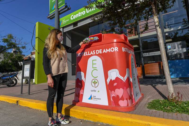 San Fernando continúa instalando campanas de ´Botellas de Amor´ para reciclar plásticos de un solo uso