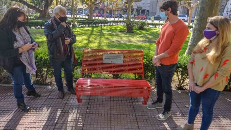 San Fernando instaló un Banco Rojo en la Plaza Mitre para concientizar sobre la violencia de género