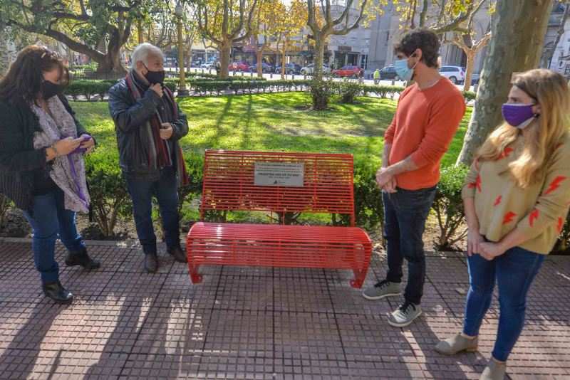 San Fernando instaló un Banco Rojo en la Plaza Mitre para concientizar sobre la violencia de género