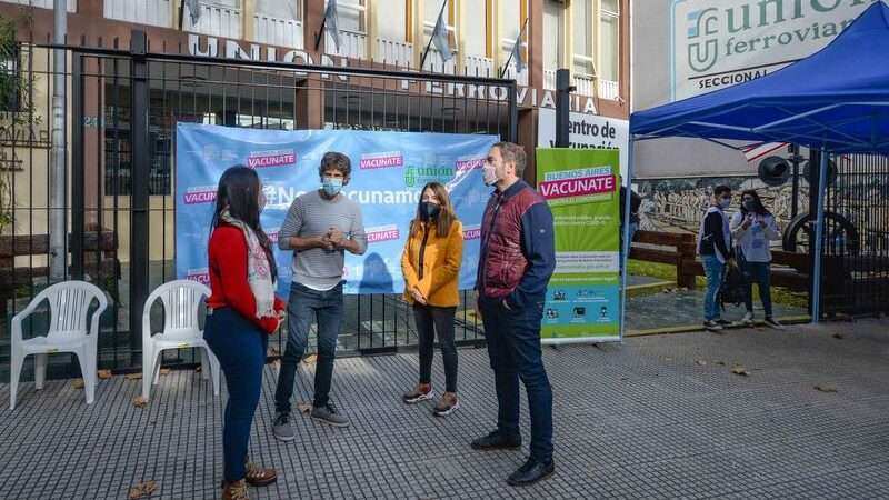 Juan Andreotti visitó el nuevo vacunatorio contra el COVID-19 que funciona en la sede de Unión Ferroviaria