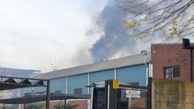 Bomberos controlaron importante incendio en la fábrica Bimbo de San Fernando