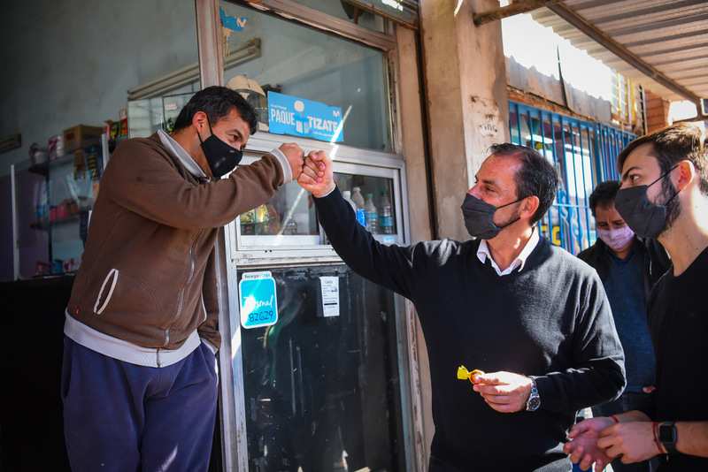 El intendente Ariel Sujarchuk recorrió obras de repavimentación y de reconstrucción de veredas en la localidad de Maquinista Savio