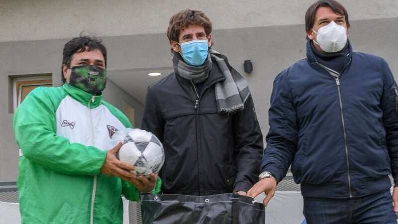 Juan Andreotti entregó materiales deportivos a los clubes de los Torneos Municipales