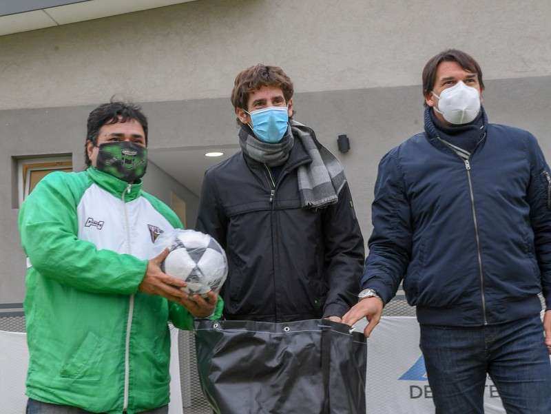 Juan Andreotti entregó materiales deportivos a los clubes de los Torneos Municipales
