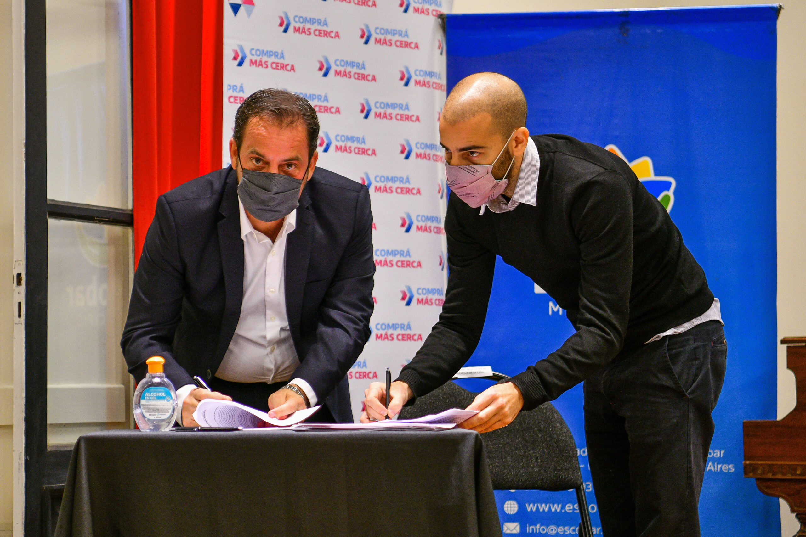 Ariel Sujarchuk firmó el convenio de adhesión al programa provincial Comprá Más Cerca junto al ministro Augusto Costa  