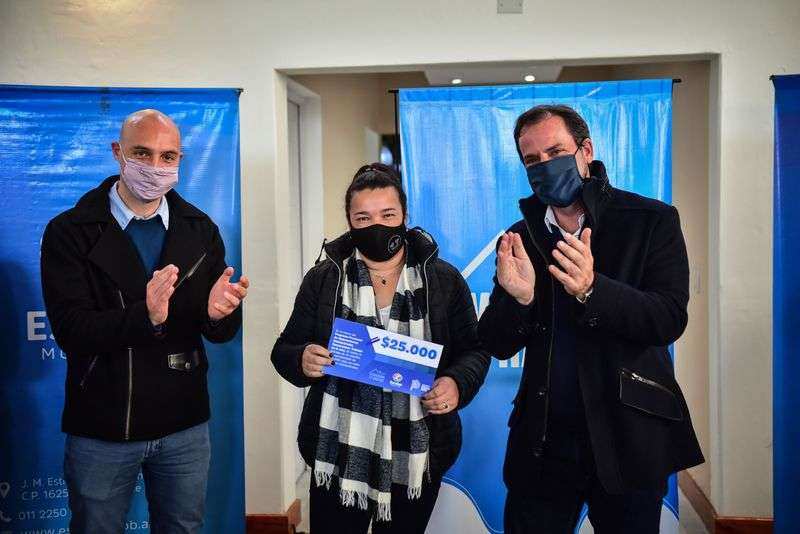 Junto a autoridades de la Provincia, Ariel Sujarchuk entregó 200 subsidios para mejoras habitacionales y anunció que la Municipalidad otorgará 200 más