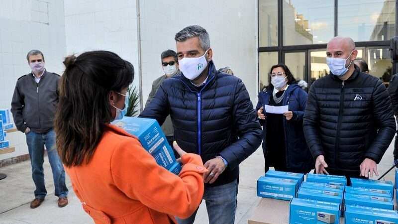 Zabaleta y el vicerrector de la UNAHUR, Walter Wallach, entregaron medidores de dióxido de carbono a todas las escuelas de Hurlingham