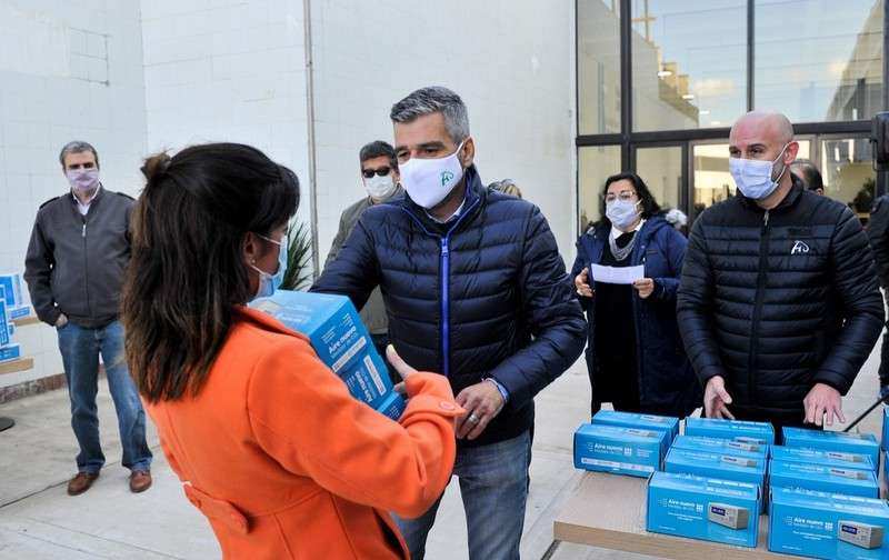Zabaleta y el vicerrector de la UNAHUR, Walter Wallach, entregaron medidores de dióxido de carbono a todas las escuelas de Hurlingham