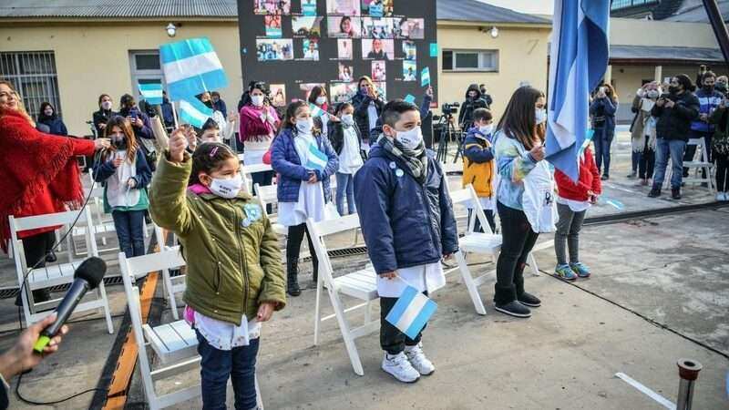 Ariel Sujarchuk encabezó el emotivo acto de promesa a la bandera junto a alumnos y alumnas de 4° grado en la Escuela 5 de Garín