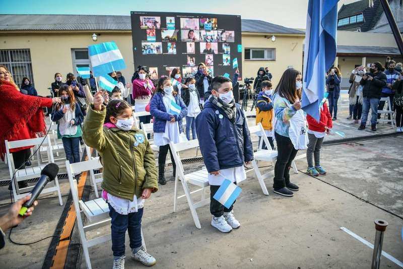 Ariel Sujarchuk encabezó el emotivo acto de promesa a la bandera junto a alumnos y alumnas de 4° grado en la Escuela 5 de Garín
