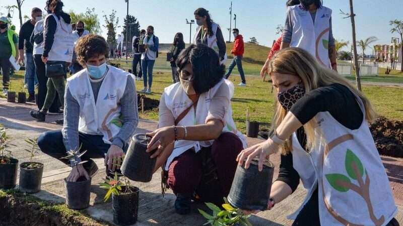 Juan Andreotti plantó flores y árboles autóctonos junto al equipo de voluntarios “Eco Vecinos”