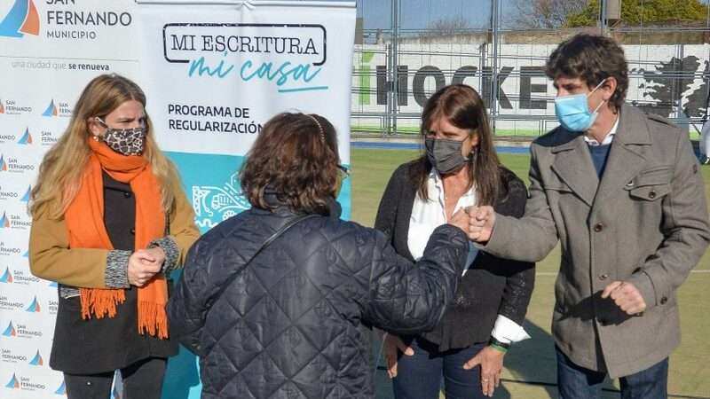 Juan Andreotti y Teresa García entregaron escrituras de viviendas a 118 familias sanfernandinas