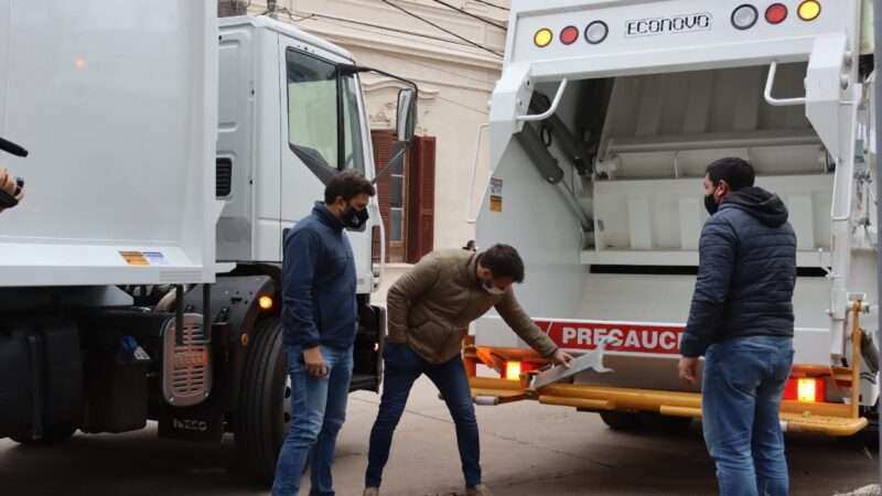 Exaltación, presentaron Dos Nuevos Camiones Compactadores de Residuos
