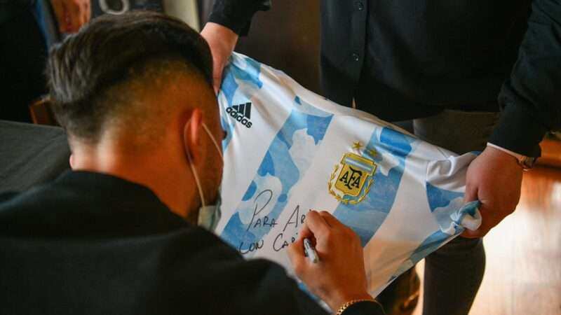 Ariel Sujarchuk recibió al futbolista campeón de América Nicolás González, vecino de Escobar,  y envió un proyecto al HCD para declararlo Ciudadano Destacado del Deporte Nacional e Internacional