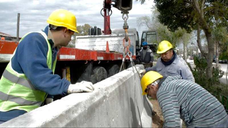 Obras de nuevos pasos peatonales y cerramiento perimetral en Victoria.