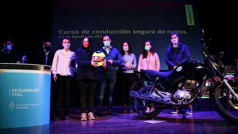 Ariel Sujarchuk entregó 200 cascos y 200 chalecos de visibilidad para motociclistas 