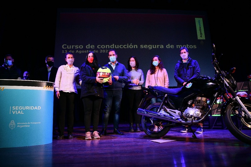 Ariel Sujarchuk entregó 200 cascos y 200 chalecos de visibilidad para motociclistas 