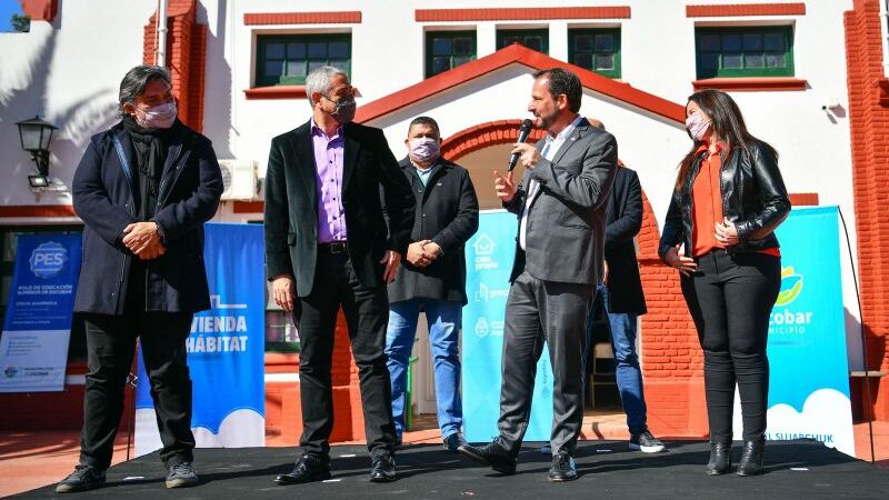 Ariel Sujarchuk y el ministro Jorge Ferraresi entregaron créditos para construcción de viviendas