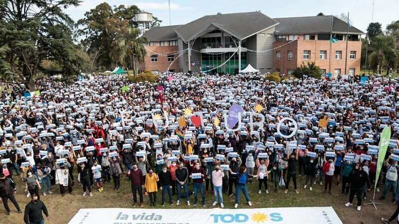 Máximo Kirchner, Selci, Zabaleta y Martín Rodríguez encabezaron un casa por casa del Frente de todos en Hurlingham