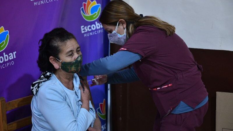 Covid-19: con más de 147.000 personas vacunadas, el partido de Escobar registró un descenso del 77% en el índice de fallecidos