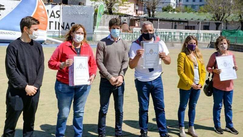 Juan Andreotti y Augusto Costa entregaron escrituras de viviendas a 60 familias sanfernandinas