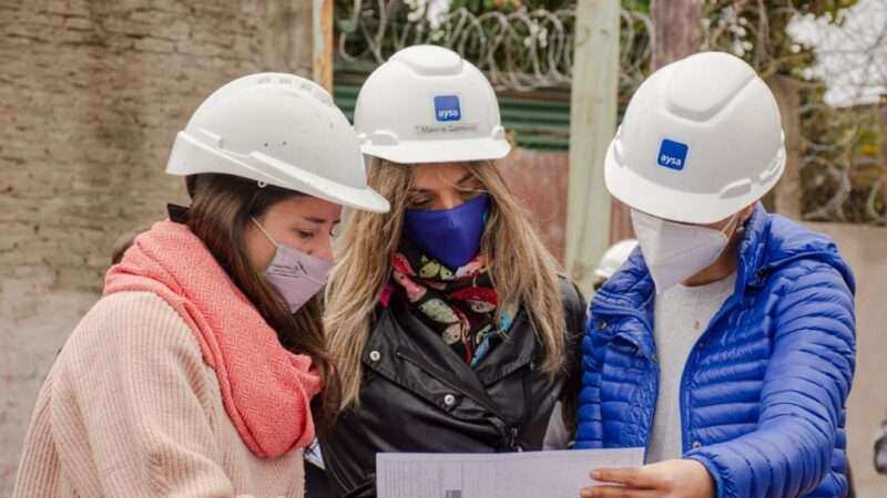 Malena Galmarini y Mayra Mendoza recorrieron la obra de Agua Potable en el Barrio Azul