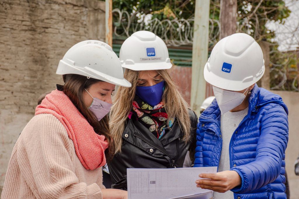 Malena Galmarini y Mayra Mendoza recorrieron la obra de Agua Potable en el Barrio Azul