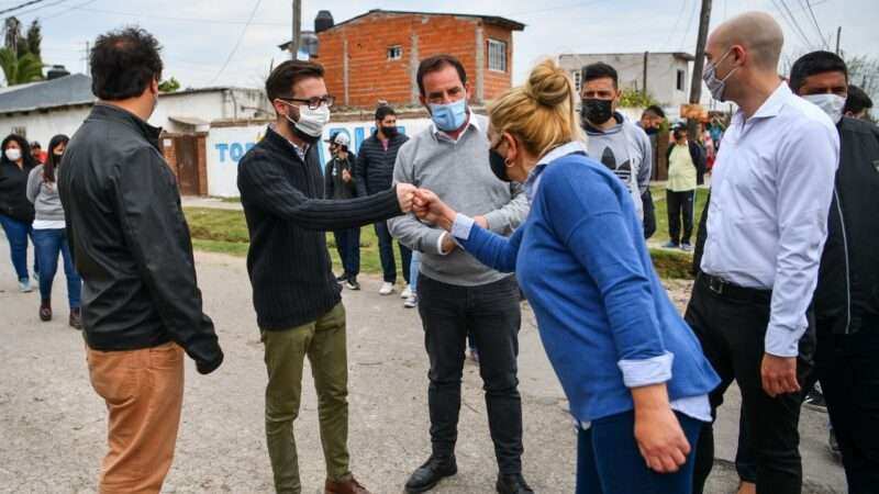 Ariel Sujarchuk y el ministro Agustín Simone recorrieron trabajos de pavimentación y firmaron un convenio para financiar más obra pública