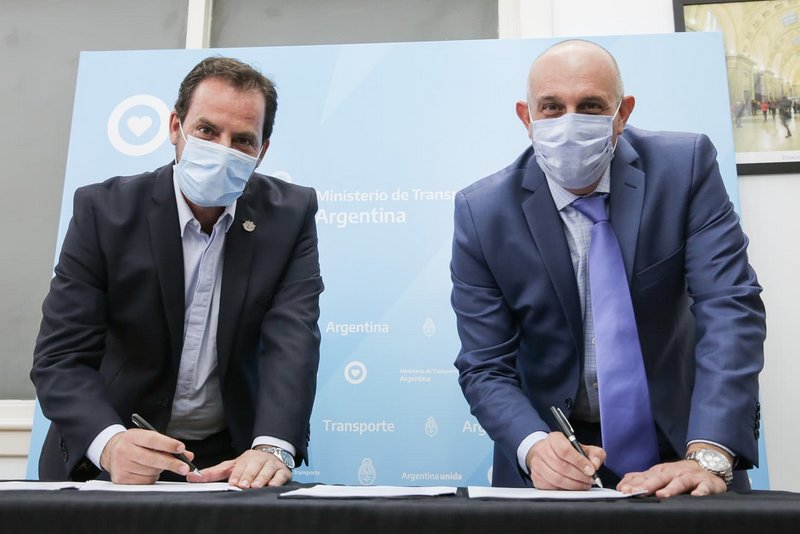 Ariel Sujarchuk y Alexis Guerrera firmaron un convenio para construir 90 paradas seguras e incorporar mobiliario urbano en todas las localidades del partido de Escobar